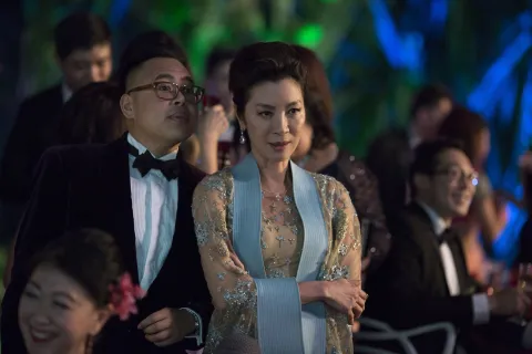 Michelle Yeoh es una madre sobreprotectora en Locamente millonarios.