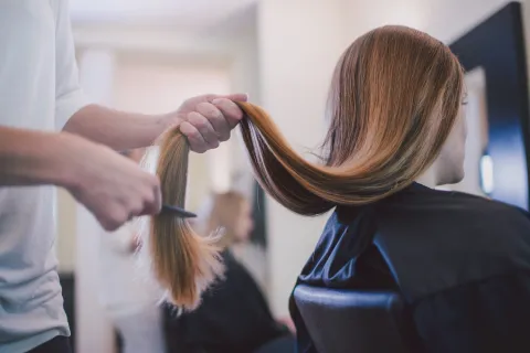 Cómo es el corte de pelo lucero, que fue tendencia en los 90 y ahora vuelve.