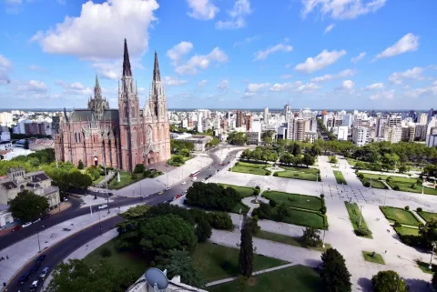 Escapada a La Plata: qué visitar, dónde salir a comer y dónde podés hospedarte.
