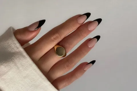 Las francesitas están de moda y muchas influencers se animan a hacerlas en tonos oscuros.