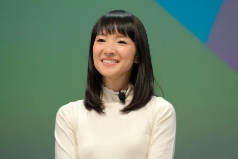 Marie Kondo y su método para ordenar el espacio laboral.