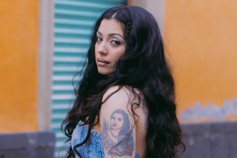 Mon Laferte, en la grabación del videoclip de No+Sad, una de las canciones de Autopoiética.