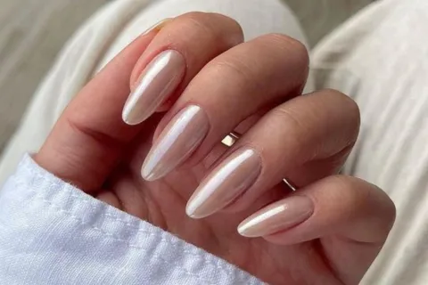 Uñas cromadas: así es la última tendencia para este verano 2024.