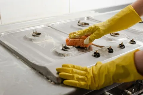 Este es el mágico truco de limpieza para limpiar las hornallas de la cocina en 30 minutos.