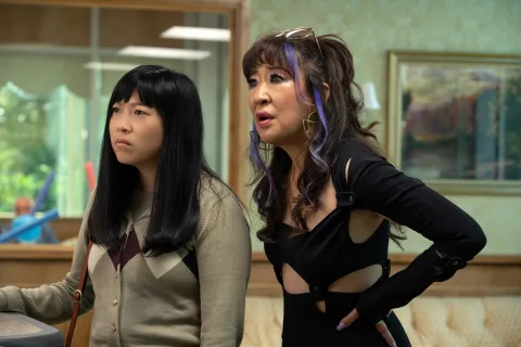 Awkwafina y Sandra Oh protagonizan la hilarante Quiz Lady.