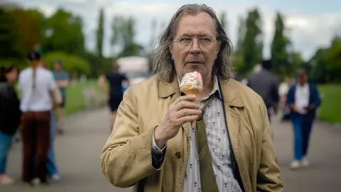 Gary Oldman en una de las series inglesas que llegan en noviembre.