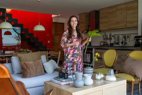 “Nada es igual a esto, vivir acá es único”, cuenta la dueña de casa, que vive en un barrio ribereño del bajo Acassuso que no tiene servicios. El agua es de pozo con planta de tratamiento. Las familias se encargan de compostar y reciclar.