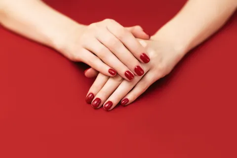 Las uñas rojas son tendencia todo el año