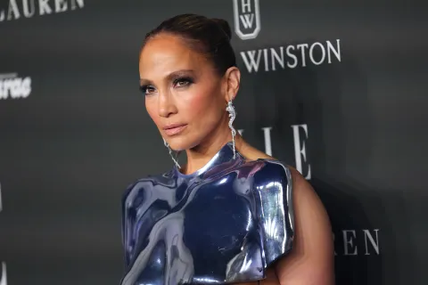El look futurista de Jennifer Lopez.