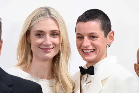 Elizabeth Debicki y Emma Corrin homenajearon los looks de Lady Di en el estreno de los últimos capítulos de The Crown