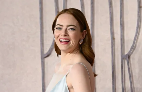 Emma Stone viste de Dior en Londres.