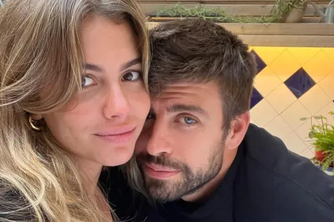 El futbolista, Gerard Piqué, y su joven novia, Clara Chía