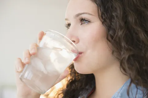 Los 10 beneficios de tomar agua.