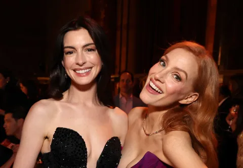 Los glamorosos looks de Anne Hathaway y Jessica Chastain presentando Instinto Maternal.