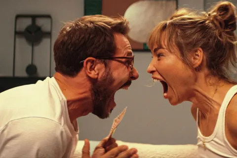 Mátame si te atreves, cariño es uno de los últimos éxitos cinéfilos de Netflix.