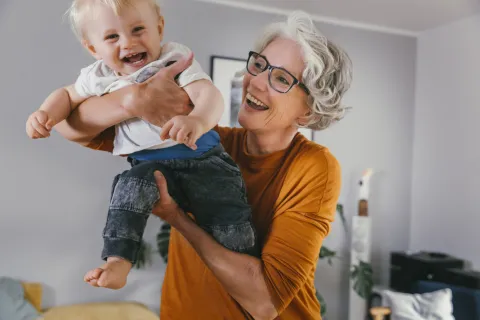 Síndrome de la abuela esclava: ¿cómo poner límites en la familia?