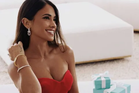 Antonela Roccuzzo se llevó todas las miradas con su estilismo al rojo vivo