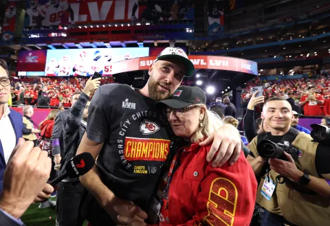 Travis Kelce junto a su mamá, durante el Super Bowl 2023.