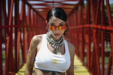 María Becerra en el videoclip de Primer aviso.