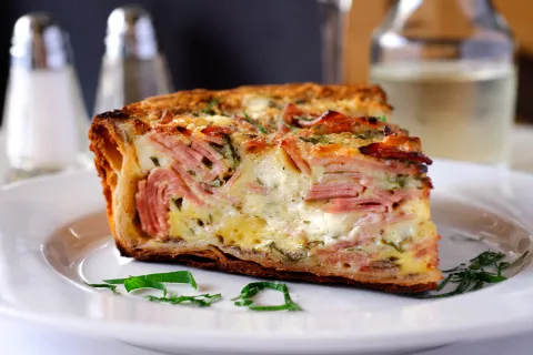 Tarta de jamón y queso: una receta genial.