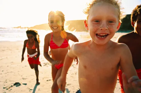 ¿Qué cuidados indispensables hay que tener con los chicos en verano?