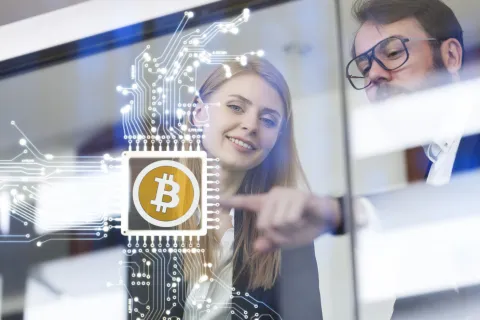 Dos personas interactúan con tecnología
