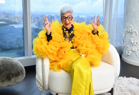 Iris Apfel celebrando su cumpleaños número 100 en Nueva York.