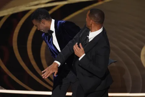 La cachetada de Will Smith a Chris Rock en plena entrega de los Premios Oscar.