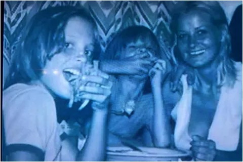 Luis Miguel, su hermano Alejandro y su madre, Marcela.