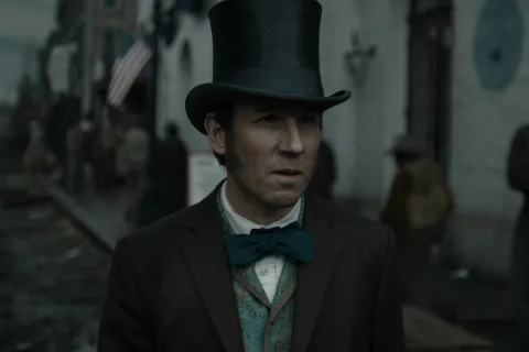 Tobias Menzies interpreta a Edwin Stanton en Manhunt.