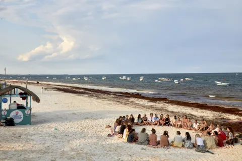 Meditar en la costa
