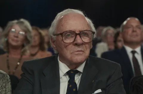 Anthony Hopkins interpreta a Nicholas Winton en Lazos de vida.