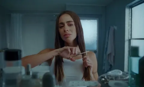 Tini se corta el cabello en el desgarrador video publicado en sus redes sociales.