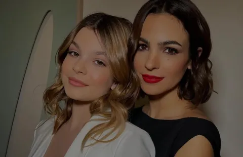 Muna Pauls junto a su mamá, Agustina Cherri.