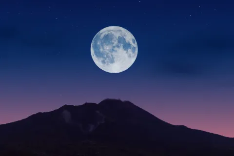 Cuándo será la luna llena de abril y qué energía traerá.