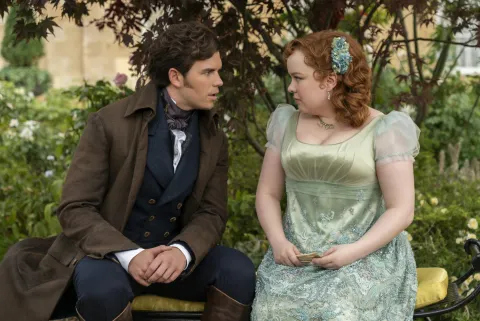 Luke Newton y Nicola Coughlan son la pareja protagónica de Bridgerton.