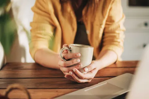 A la hora de preparar un café una de las buenas prácticas es mojar un filtro de café. Te contamos el porqué.