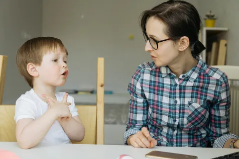 ¿Cómo saber si sos una mamá helicóptero?