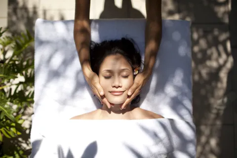 Entre los beneficios terapéuticos del masaje facial japonés, se relaja la musculatura y disminuye la rigidez facial.