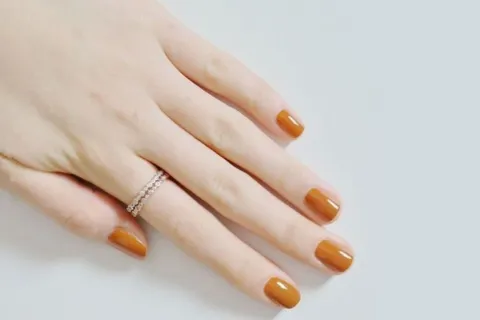7 diseños de nail art que llevan el tono mostaza al límite.