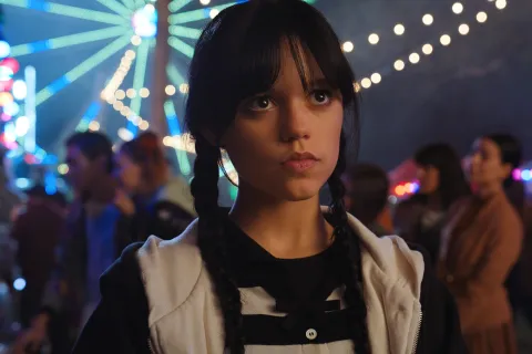 La primera temporada de Merlina está disponible en Netflix.