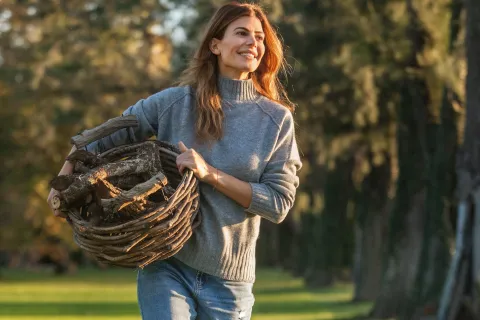 Juliana Awada con leños en el parque.
