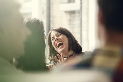 Mujer riéndose