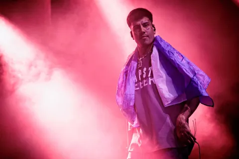 Duki continúa su gira por Europa. En su pasó por Italia paró su show por un episodio de violencia.