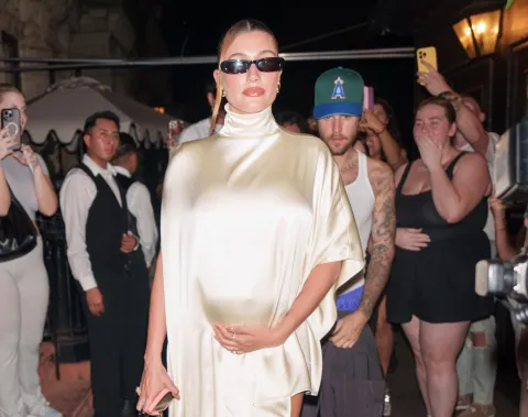 Hailey Bieber en las calles de Los Angeles con 7 meses de embarazo.