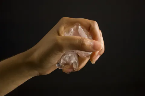 El hielo y el agua helada pueden reducir el estrés, según la psicología.