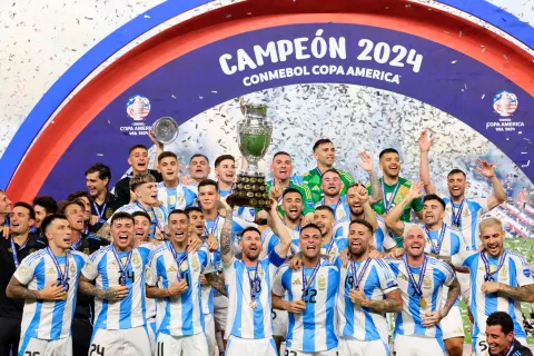 Fotografía de la Selección Argentina festejando el triunfo en la CONMEBOL Copa América.