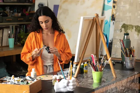 Mujer pintando un cuadro.
