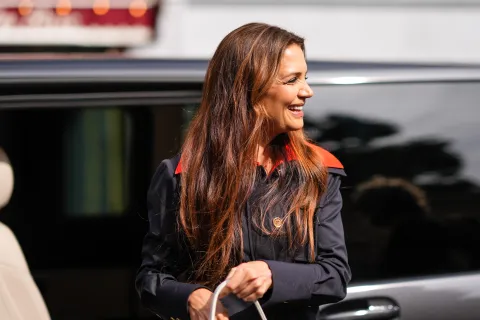 Katie Holmes llegando al desfile de Patou en la semana de la moda de la alta costura de Paris.