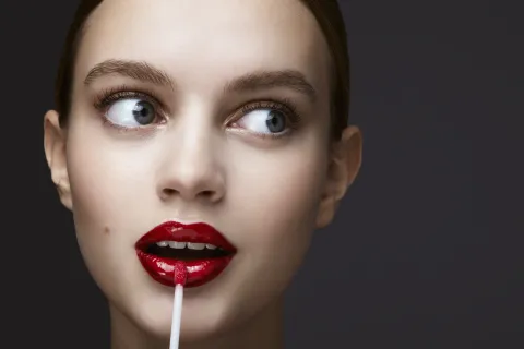 Mujer con labios rojos.